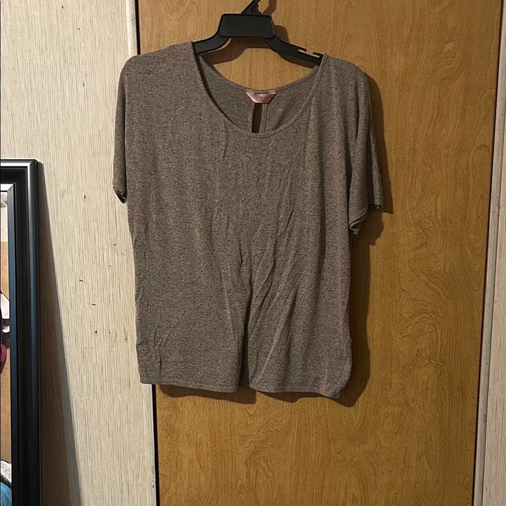 Women's Short Sleeve Scoop Neck Top in Taupe